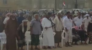 شاهد أبناء المهره يقومون للنشيد الوطني اليمني في حشد كبير وتعليق قوي من الصحفي الجنوبي – فتحي بن لزرق