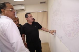 رئيس الحكومة يعد بعودة قناتي عدن واليمن قريبا من داخل العاصمة وناشطون يتساءلون عن موعد عوده وزير الاعلام