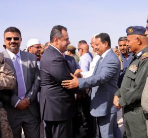 رئيس الوزراء يعود الى العاصمة المؤقتة عدن