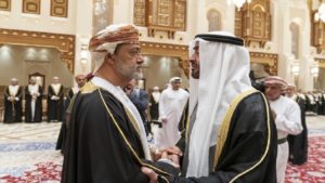حقيقة عدم مصافحة السلطان هيثم لولي العهد الاماراتي محمد بن زايد! التي فسرها البعض بطريقه خاطئه