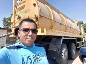 الإمارات تهدي أحد إعلامي في الإنتقالي سيارة شفط مجاري
