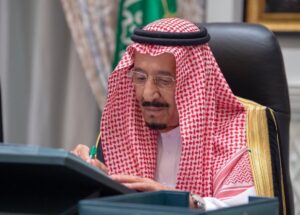 قرار ملكي سعودي بصرف مبلغ ٥٠٠ الف سعودي لكل عامل سعودي او غير سعودي! لماذا؟