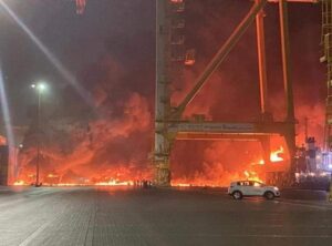 شاهد فيديوهات جديده من انفجار ميناء جبل علي العنيف في دبي !