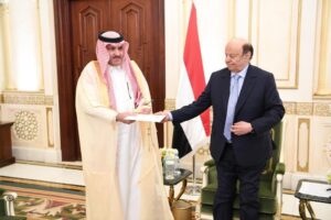 الرئيس اليمني عبدربه يُسلم السفير السعودي رسالة خطية لولي العهد محمد بن سلمان