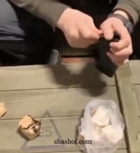 كتيبة آزوف الاوكرانية تغمس رصاصاتها بدهون الخنازير لإطلاقها على المسلمين الروس (فيديو)