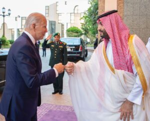 بوجه شاحب يستقبل ولي العهد السعودي محمد بن سلمان الرئيس الامريكي بايدن (فيديو)