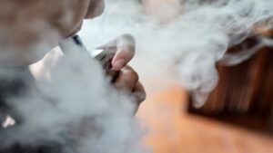 افحص شاحنك الآن..! فيديو صادم يظهر بطارية من سيجارة تنفجر لحظة اختبار الشحن!