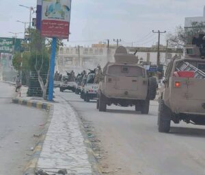 شاهد لحظة دخول قوات حراس الجمهورية واقليم سبأ إلى عتق بمحافظة شبوه (فيديو)