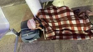 أخيراً.. نهاية حكاية المسافر اليمني المقيم في بوابة مطار القاهرة