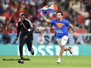 حمل علم دعم المثليين.. الكشف عن عقوبة مقتحم مباراة البرتغال وأوروغواي!