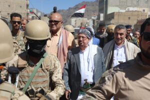 سلطان البركاني رئيس مجلس النواب اليمني يتجول بمدينة تعز المحاصرة! صور للتاريخ