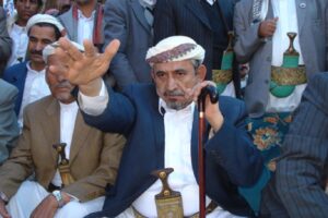 رحيل الشيخ صادق الأحمر.. الطيار الذي لبس عمامة القبيلة وجنبية السياسة