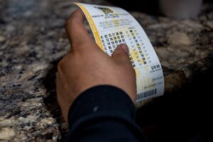 تذكرة للمرة الأولى تمنح شابة كندية 48 مليون دولار 1M$ في اليانصيب
