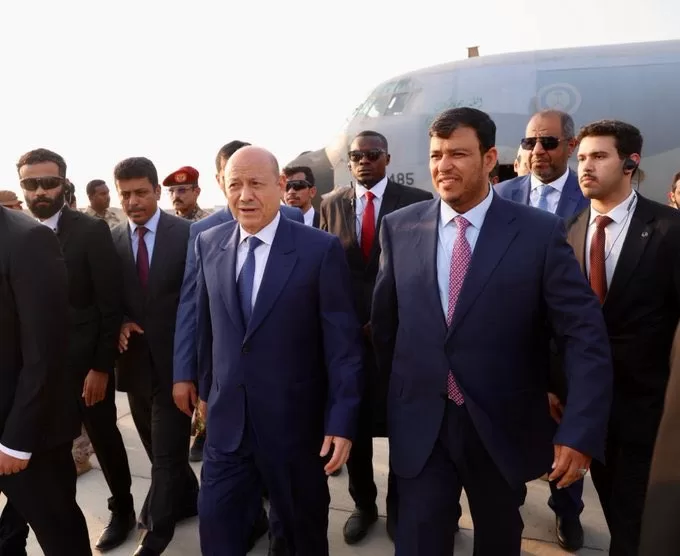 مع وصول العليمي وزارة المالية في عدن تعلن صرف الرواتب عبر الصرافين (فيديو)