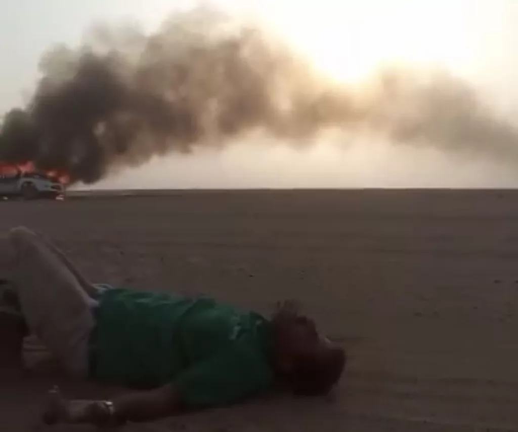 اليوم الجمعة نجاة سائق من حريق سيارته في الخط الرملي بصحاري ورمال مارب الجوف