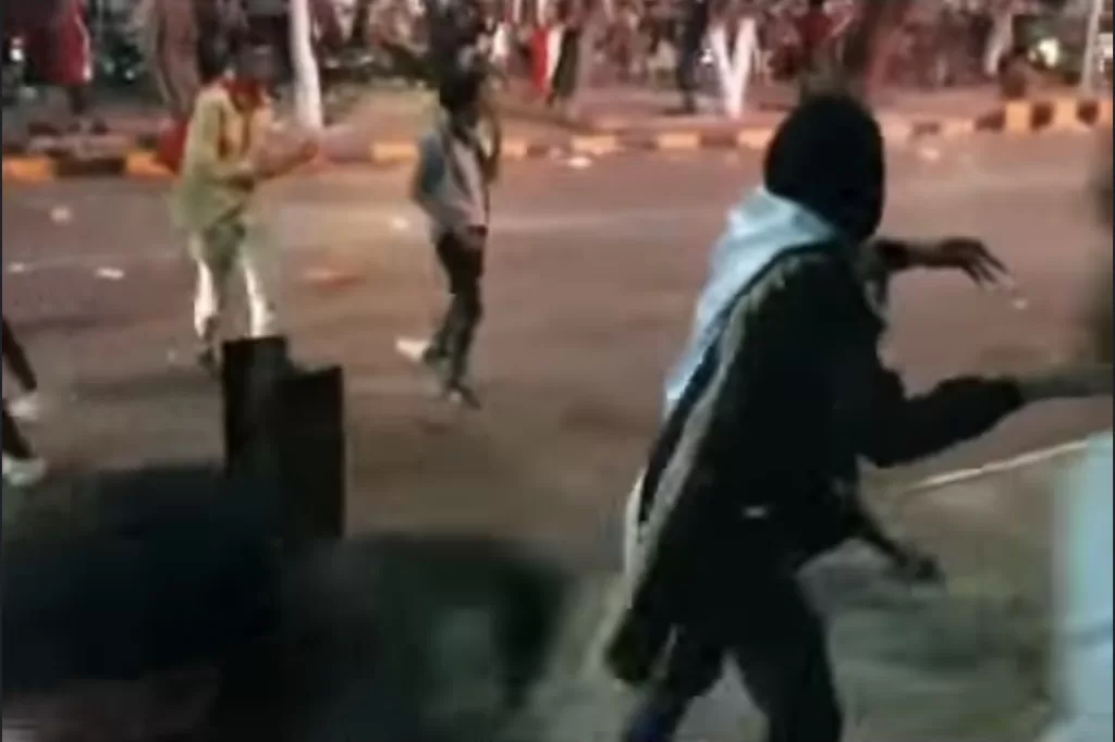 الان: اشتباكات في صنعاء بين المحتفلين بثورة 26 سبتمبر وجماعة الحوثي (فيديو)