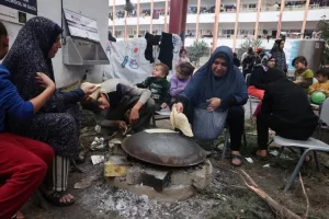 معاناة النازحين في قطاع غزة: ملابس الشتاء تُضيف تحديًا جديدًا
