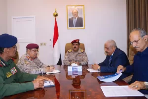 وزير الدفاع اليمني في عدن يترأس اجتماعا للجنة الأمنية العليا لمناقشة المستجدات