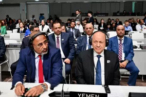 مشهد يثير الجدل: رئيس مجلس القيادة الرئاسي اليمني ونائبه عيدروس يظهران مباشرة من الإمارات!!
