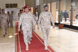 وزير الدفاع اليمني يعزي في وفاة العميد علي مقبل محمد