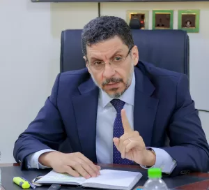رئيس الوزراء اليمني التابع للشرعية في عدن يوجه بتحقيق عاجل في إهمال قيادات مصلحة الضرائب ويؤكد على ضرورة المحاسبة