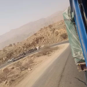 سائق باكستاني يتعرض لحادث مؤسف في نقيل فرضة نهم قرب صنعاء ويظل حبيس شاحنته!