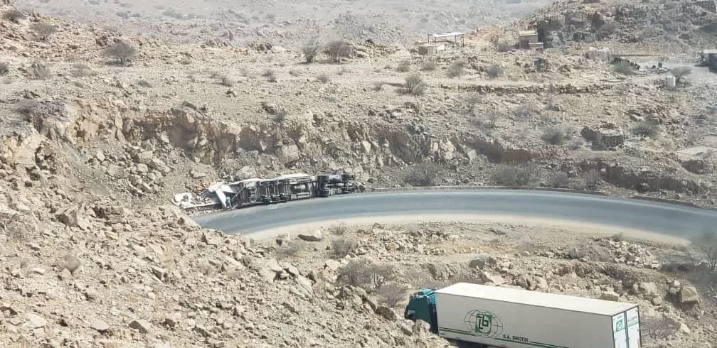 سائق باكستاني يتعرض لحادث​ مؤسف في نقيل فرضة نهم قرب صنعاء ويظل حبيس شاحنته!