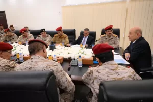 أخبار وتقارير – رشاد العليمي يعقد اجتماعًا هامًا مع قادة الدفاع والقوات العسكرية في وزارة الدفاع