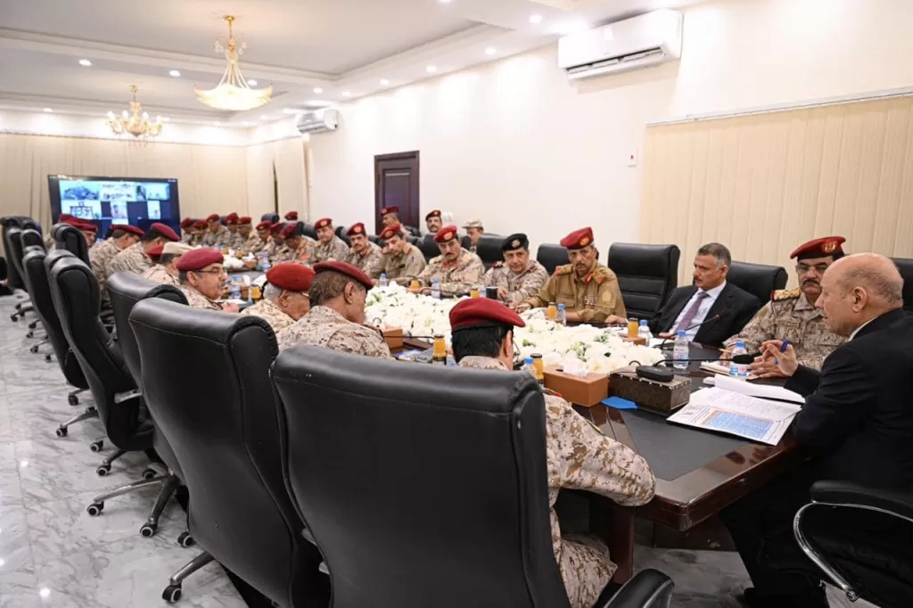 رئيس مجلس القيادة يجتمع بقيادة وزارة الدفاع ورئاسة هيئة الاركان وقادة القوات والمناطق والمحاور العسكرية
