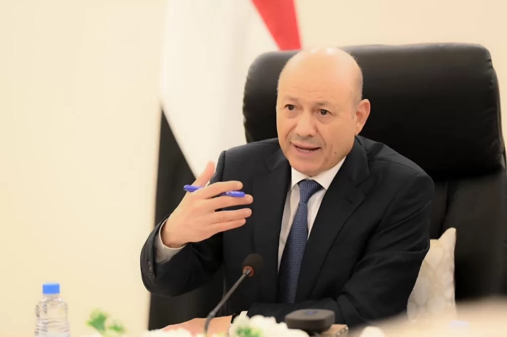 رئيس مجلس القيادة يجتمع بقيادة وزارة الدفاع ورئاسة هيئة الاركان وقادة القوات والمناطق والمحاور العسكرية