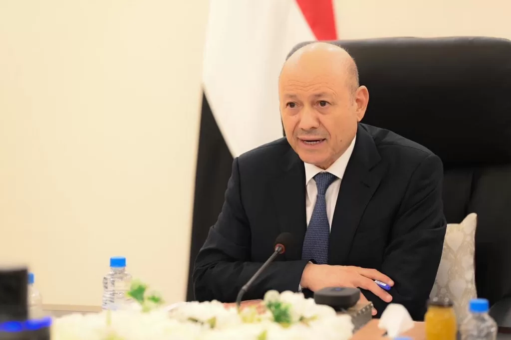 رئيس مجلس القيادة يجتمع بقيادة وزارة الدفاع ورئاسة هيئة الاركان وقادة القوات والمناطق والمحاور العسكرية