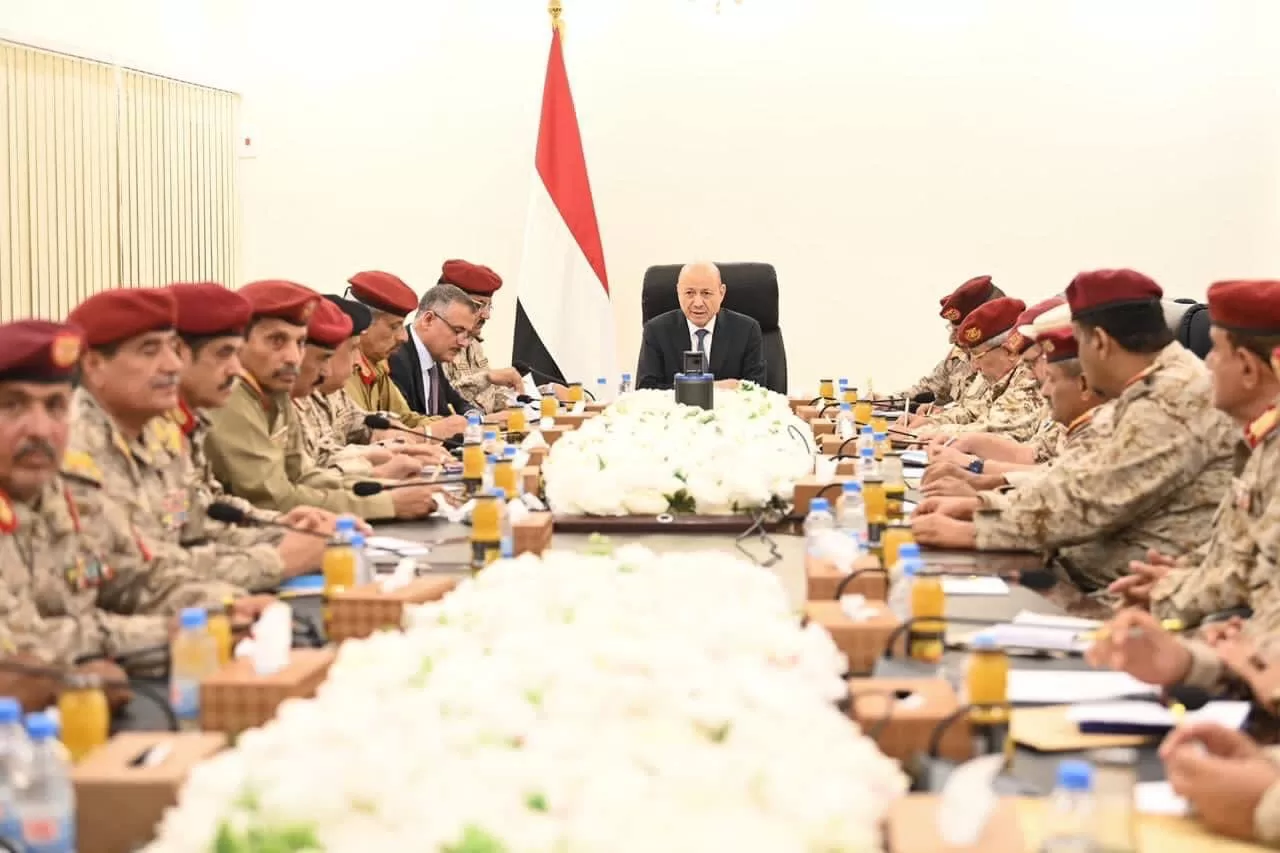 رئيس مجلس القيادة يجتمع بقيادة وزارة الدفاع ورئاسة هيئة الاركان وقادة القوات والمناطق والمحاور العسكرية