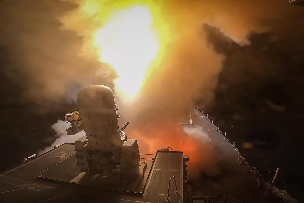 USS_Carney_engages_Houthi_missiles_2