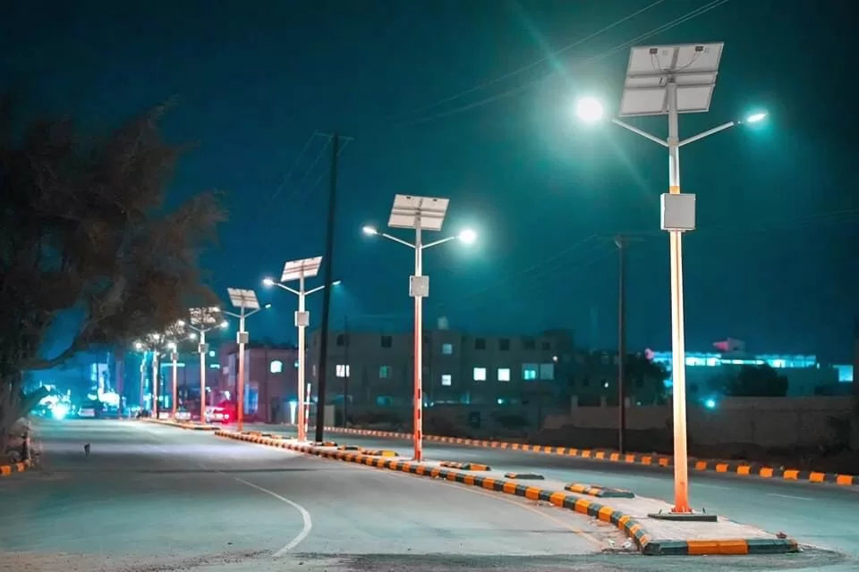 بتوجيهات المحافظ بن الوزير مكتب الأشغال العامة يواصل أعمال صيانة الإنارة لشوارع مدينة عتق في شبوة.