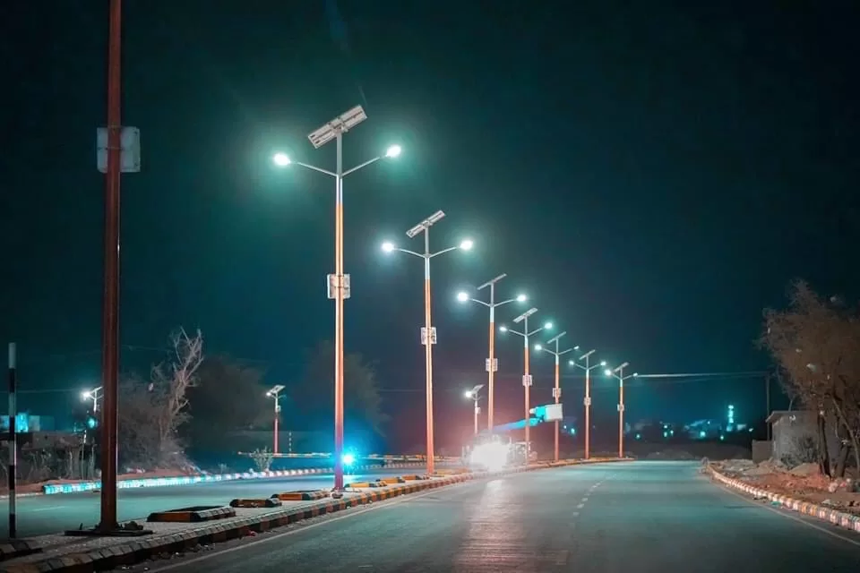 بتوجيهات المحافظ بن الوزير مكتب الأشغال العامة يواصل أعمال صيانة الإنارة لشوارع مدينة عتق في شبوة.