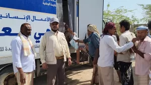 طارق محمد عبد الله صالح يوجه بتوزيع أضاحي العيد على 2600 من الأسر المحتاجة بمناطق سيطرته في الحديدة
