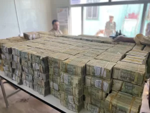 البنك المركزي بصنعاء يدشن عملية تعويض العملة القانونية في محافظات البيضاء وتعز 1000 قديمة يقابلها 3300 جديده