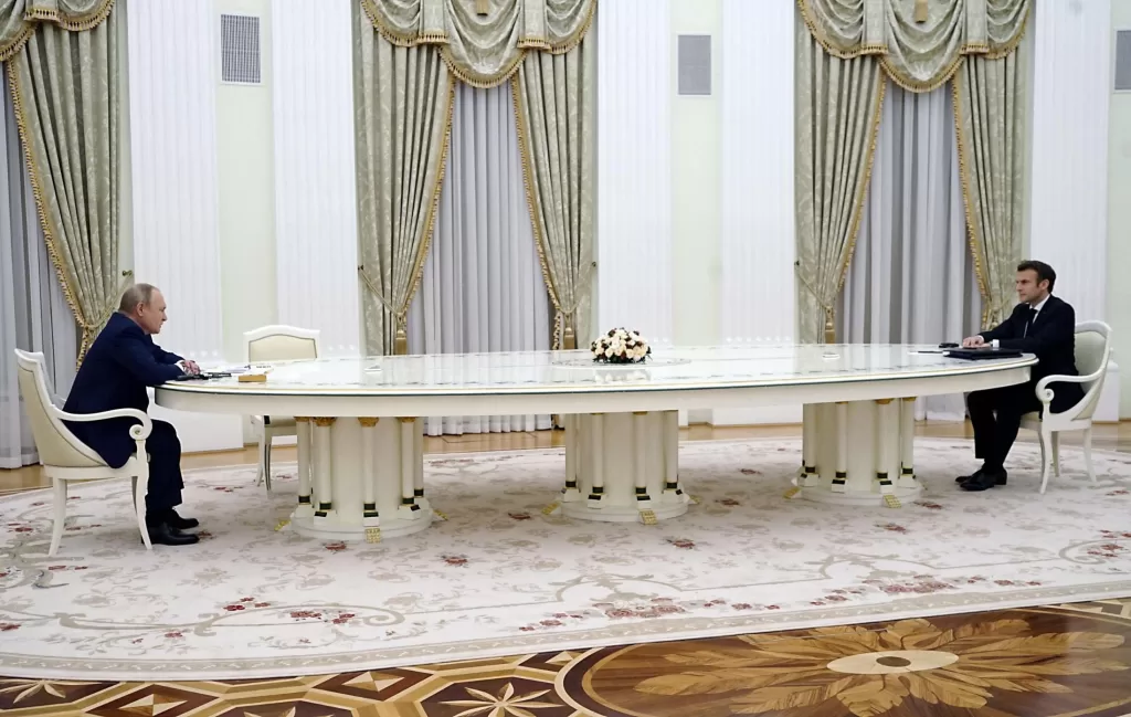 بوتين وماكرون - French President Emmanuel Macron (R) meets and Russian President Vladimir Putin (L) spent more than five hours on the table in head-to-head talks on how to diffuse a potential conflict in Ukraine. SPUTNIK/AFP/Getty Images