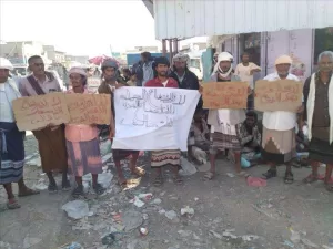 مطالبات بتحسين الأوضاع المعيشية في مديرية المحفد: احتجاجات تدخل شهرها الثاني