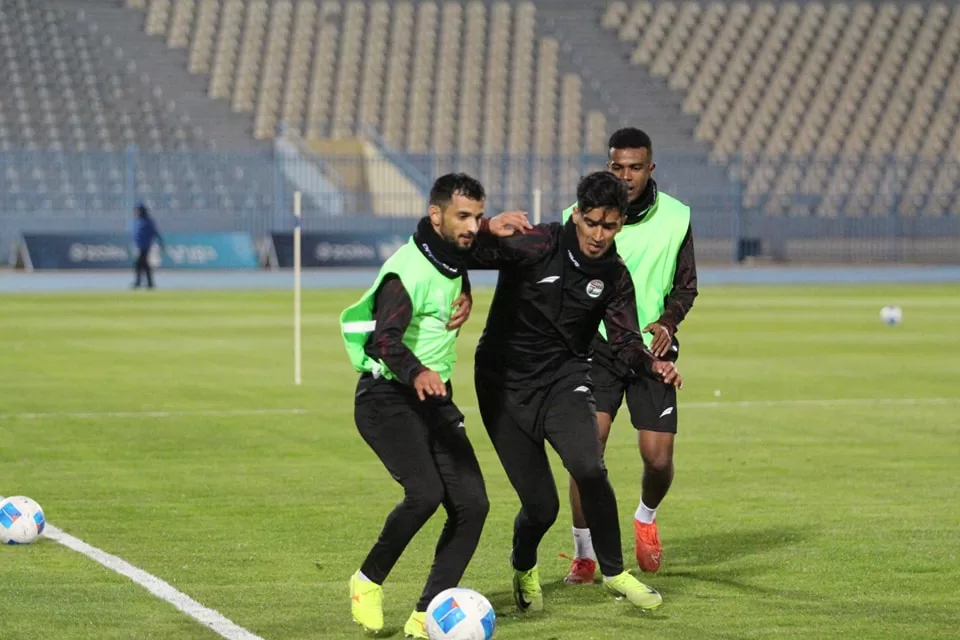 شاهد منتخب اليمن يواصل التحضيرات لمواجهة العراق في خليجي 26 بالكويت
