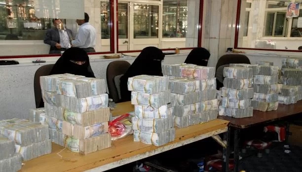 بدء صرف رواتب منتسبي وزارة الدفاع بحكومة عدن لشهر أكتوبر 2024