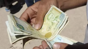 الليرة السورية تتعافى بشكل طفيف: انخفاض ملحوظ في سعر الصرف بالسوق السوداء