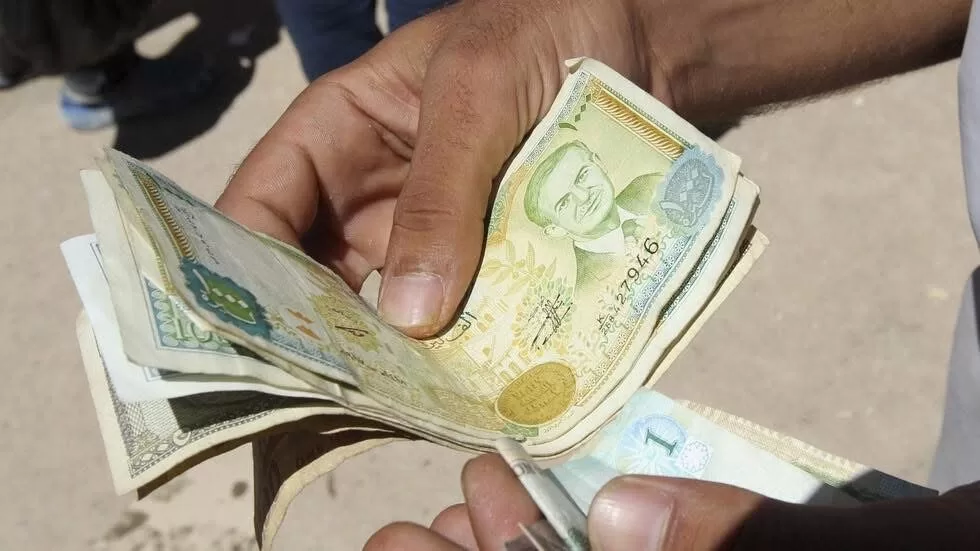 سعر الصرف في سوريا يشهد تحسناً: الليرة تسجل انخفاضاً جديداً مقابل الدولار