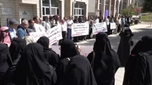معلمين تعز يهددون بالإضراب الشامل: تأخر الرواتب يفاقم الأزمة