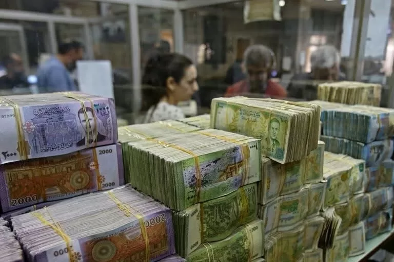 تحديث الليرة السورية تسجل انخفاضاً قياسياً أمام الدولار وسط تطورات اقتصادية جديدة