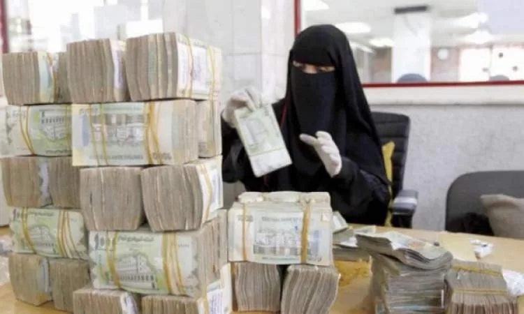 صرف رواتب شهر فبراير 2025 لموظفي قطاعات حيوية في عدن ولحج وأبين عبر شبكة القطيبي