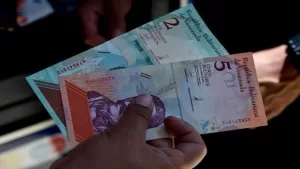 البوليفار الفنزويلي ينهار متجاوزًا 100 مقابل الدولار بعد تهديد ترامب بفرض رسوم جمركية