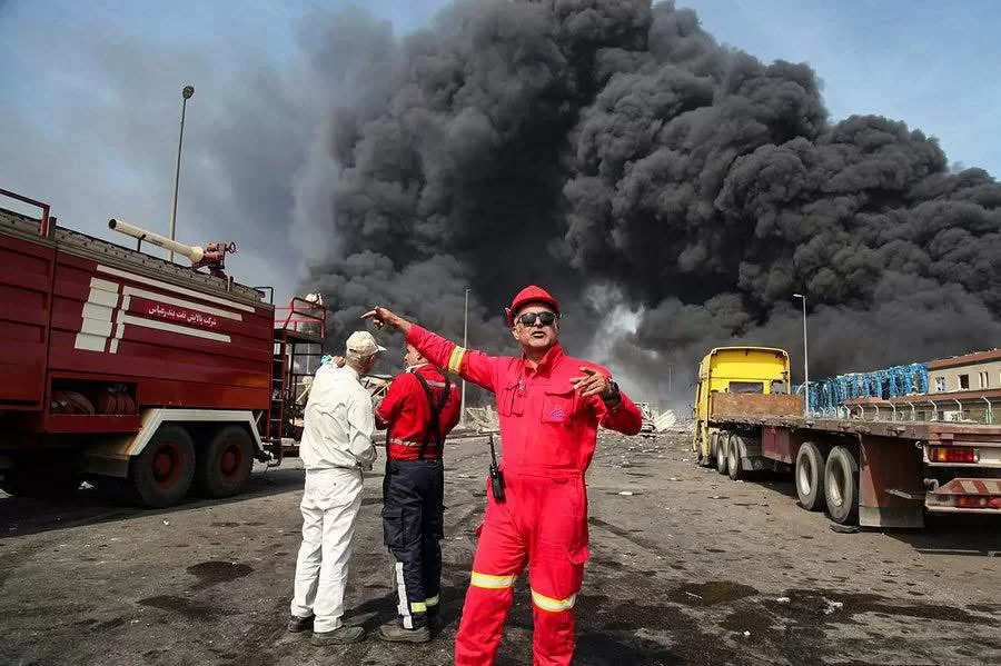إيران تحقق في انفجار هائل بميناء بندر عباس بالتزامن مع محادثات نووية مع واشنطن