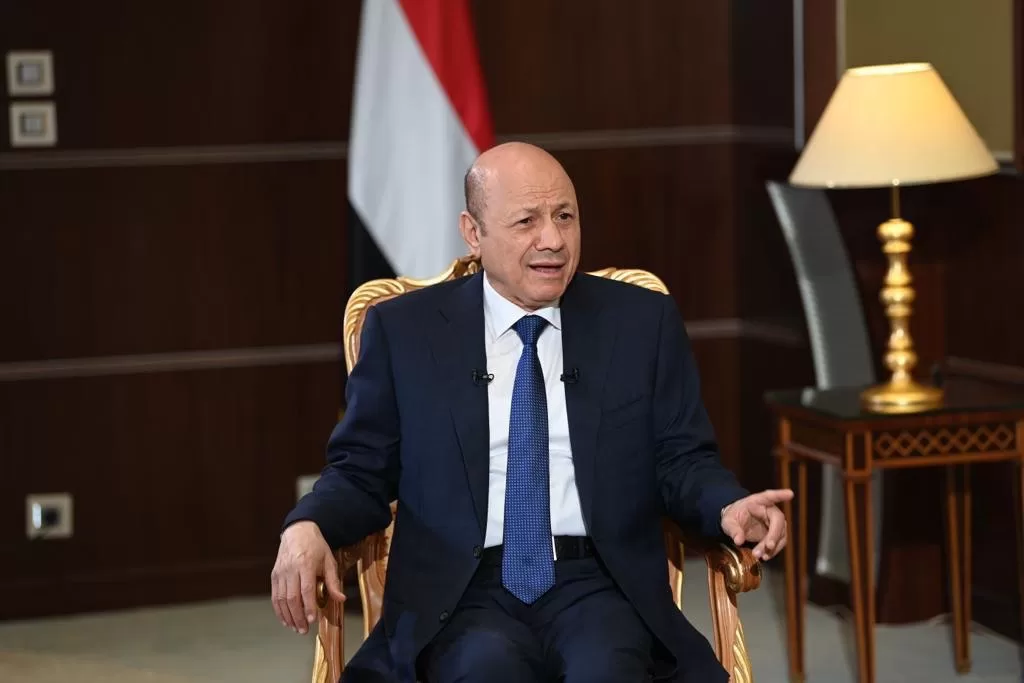 العليمي يطالب واشنطن بدعم عاجل لإنقاذ الاقتصاد اليمني المنهار