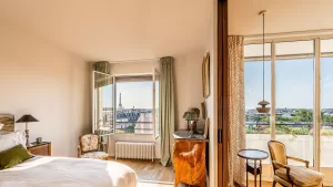 11 من أفضل أماكن الإقامة في باريس المناسبة للعائلات عبر Airbnb والشقق للرحلات في عام 2025